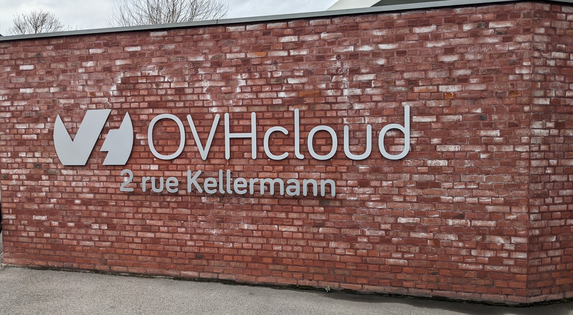 Mur d’OVHcloud à Roubaix, avec le logo OVHcloud