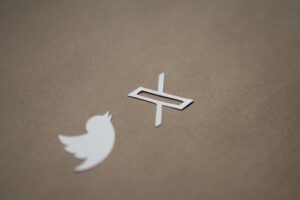 X/Twitter pourrait perdre 75 millions de dollars de recettes publicitaires d’ici à la fin de l’année