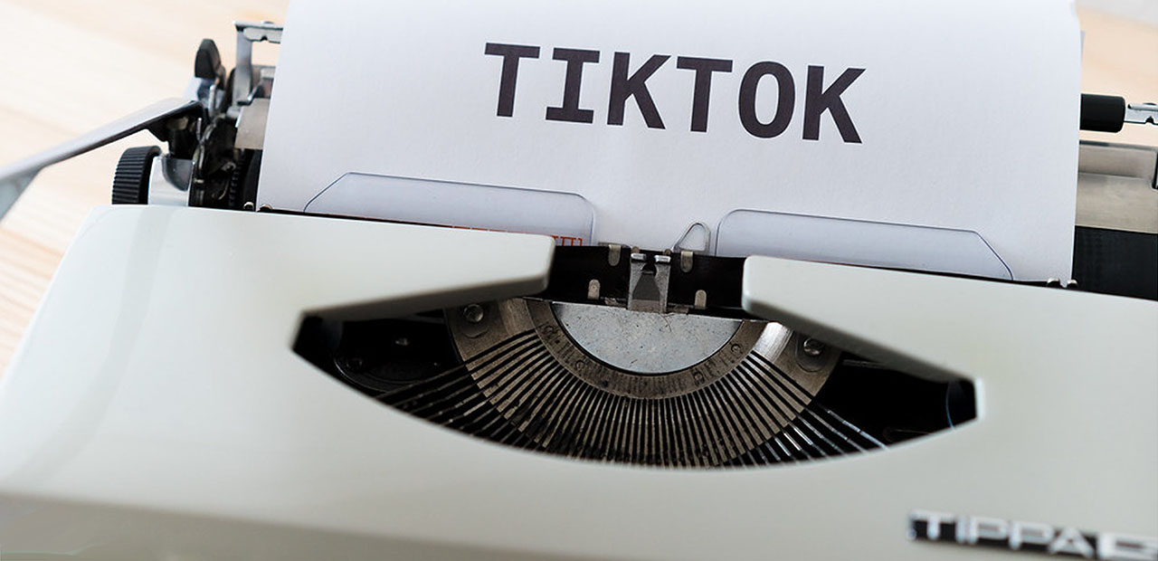 Le mot TikTok tapé sur une machine à écrire