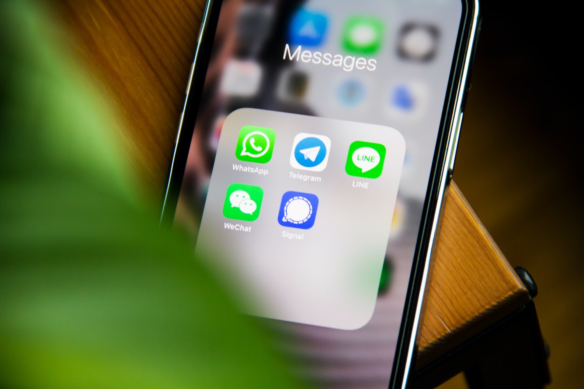 Les icones des applications telegram signal whatsapp line et wechat affichées sur un écran de smartphone.