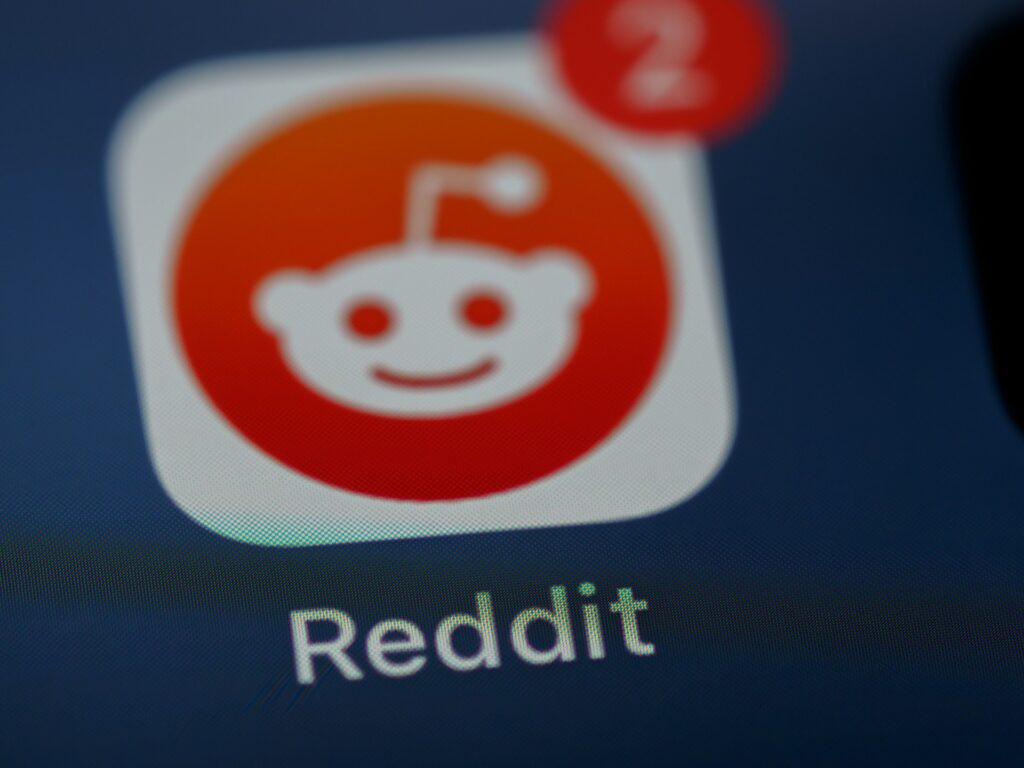 Reddit : signature d’un contrat de 60 millions de dollars par an avec un « grande entreprise d’IA »