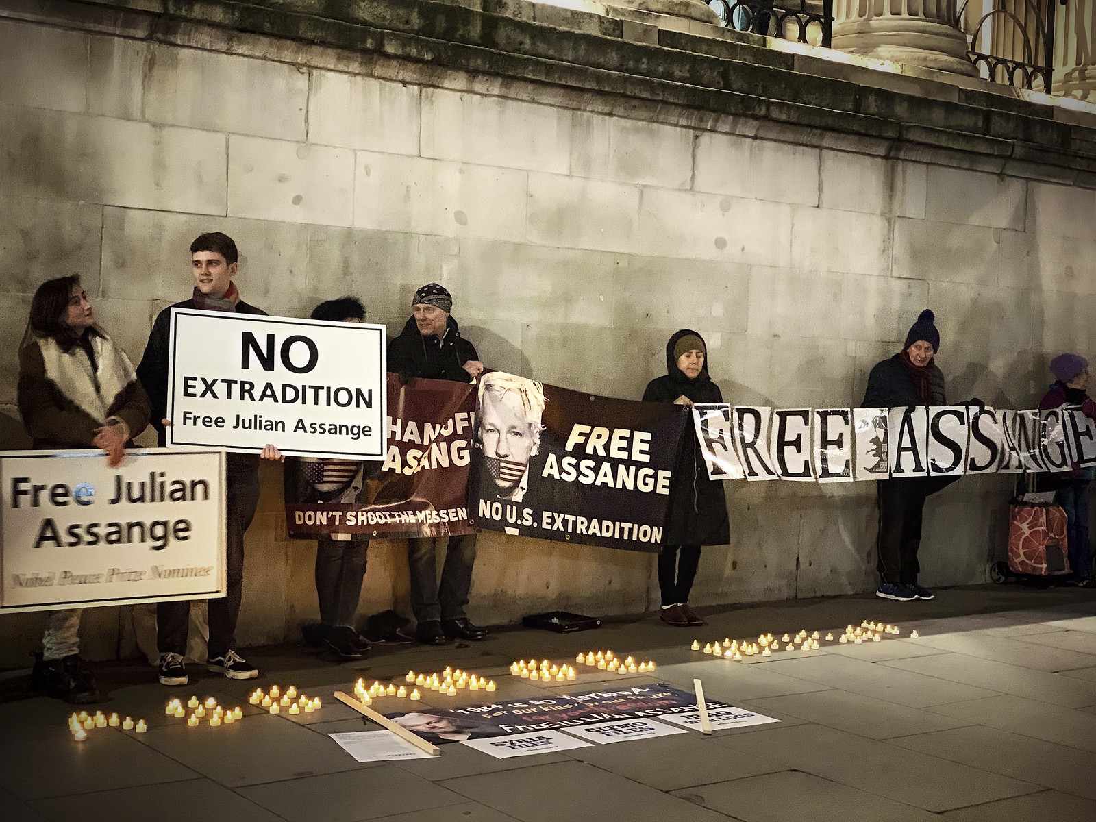 Des manifestants portant des banderoles Free Julian Assange