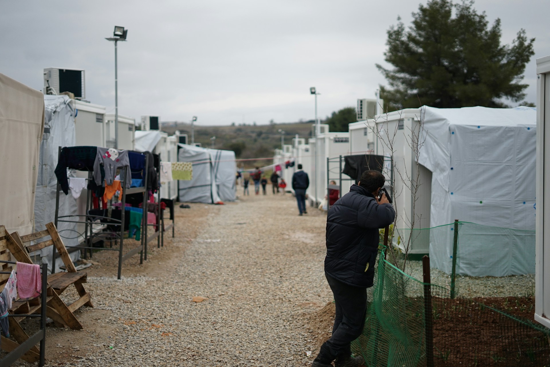 Comment les technologies s’insinuent dans le contrôle des personnes réfugiées et migrantes