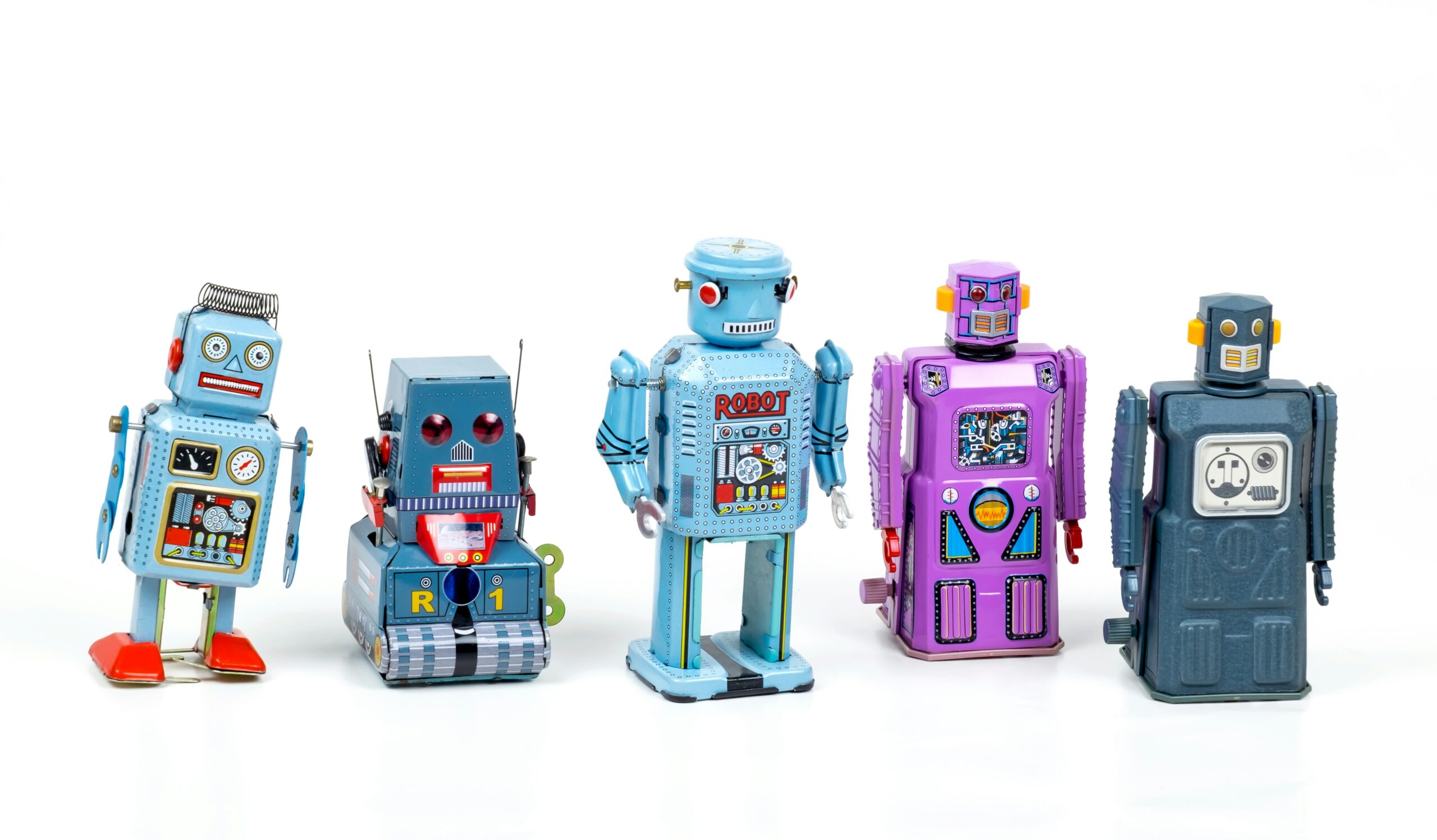 Des robots jouets alignés et un peu ridicules
