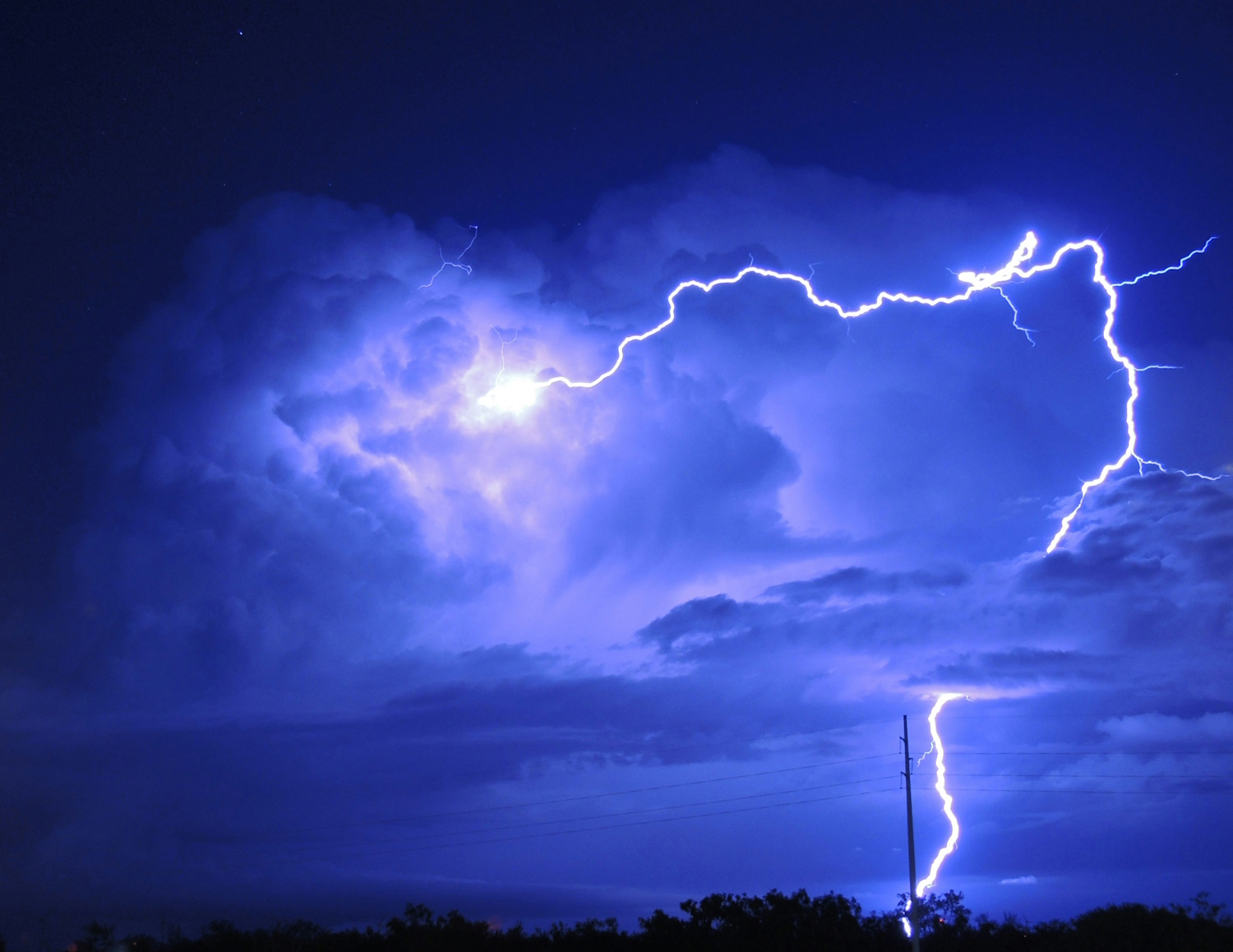 Photo d'un impact de foudre pendant la nuit