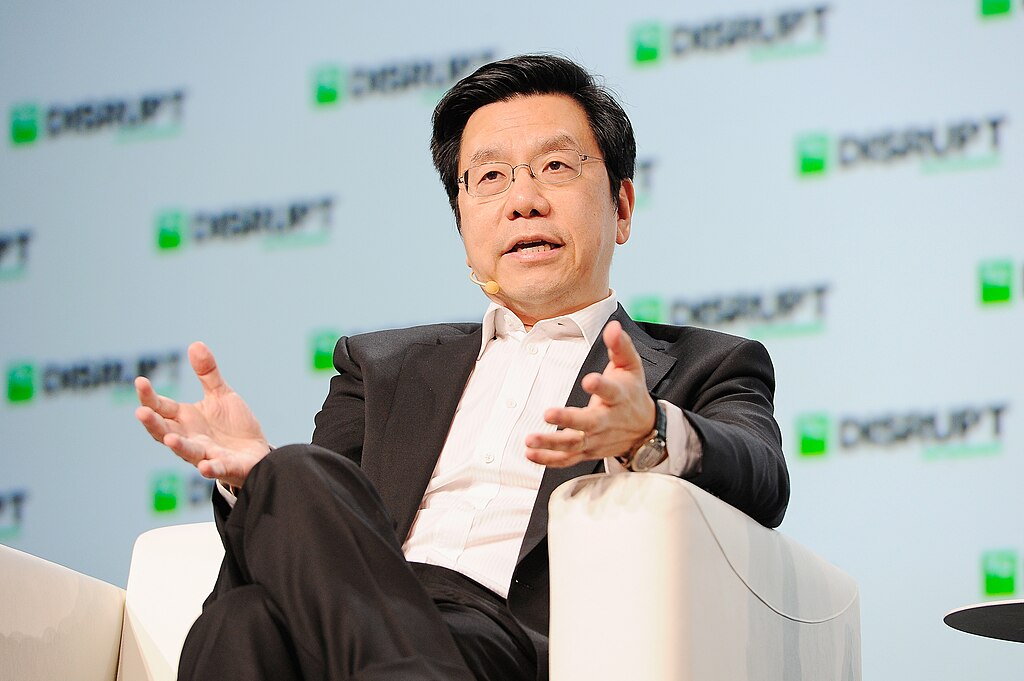 L'informaticien et investisseur Kai-Fu Lee sur la scène d'une conférenceTechCrunch en 2018.
