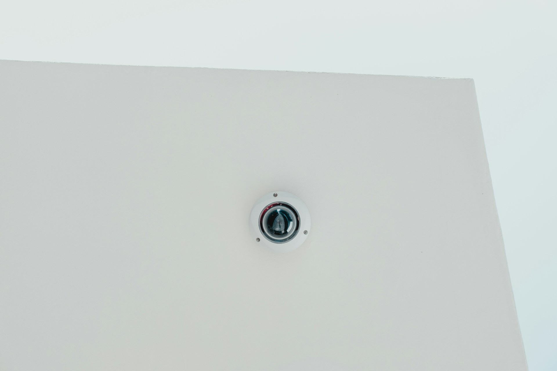 Une caméra sur un plafond
