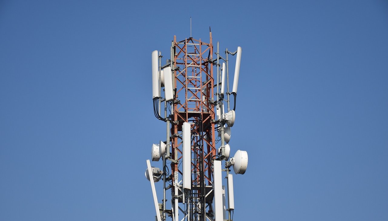 Starlink avant le réseau mobile ? Orange se dit heurté par les annonces de Bayrou à Mayotte