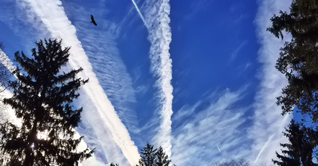 L&rsquo;IA de Google testée pour éviter les traînées de condensation derrière les avions